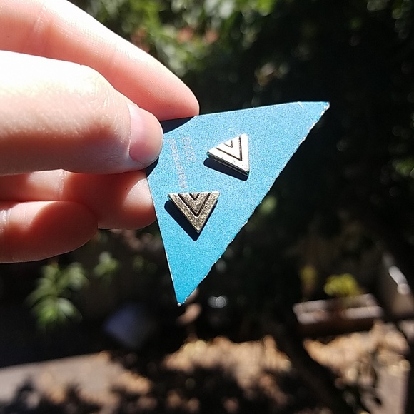 3 pairs of earrings in gold tone. - Picture 7 of 7